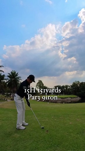 池越えのパー3あなたは何を気をつけますか？ 15H 151yards Par3 ⛳️Mountain Shadow Golf Club 📍エリア・チョンブリー バンコクからチョンブリ方面に1時間強、シラチャーから約20分の場所にある18ホールのゴルフ場。 ドライビングレンジ・なし パッティンググリーン・あり 💳プレー料金（2月） グリーンフィー・600B カート・500B キャディ・400B（チップ） 📄予約サイトはGo Golf さんを使わせてもらいました！ 日本語対応でLINEで予約できるのでとても簡単です。タイでゴルフしたい方は是非🇹🇭 ・ーーーーーーーーーーーーーーーーーーーーー・ What’s your key focus on a par-3 with a water hazard in front? Hole 15 – 151 yards / Par 3 ⛳️Mountain Shadow Golf Club 📍Location – Chonburi Area This 18-hole golf course is located a little over 