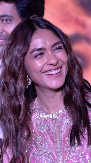 Juliet aka #mrunalthakur చూడండి ఎంత అందంగా నవ్వుతూ కనిపిస్తూ ఉందో at #dacoit movie event