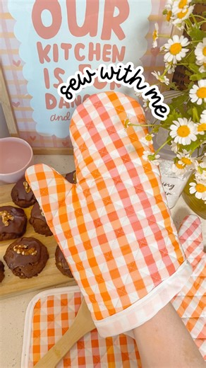 Cosy Rainbow Corner 🌈✨ on Instagram: "Couldn’t find any oven mitts I liked so I decided to make my own 🩷🧡 They were pretty easy to make although the bias binding was a bit tricky especially on the pott holders. Not bad for my first go! 🩷 the perfect oven mitt pattern from @made_everyday 🧡 pott holder self drafted 🩷all fabric & bias binding from @spotlightstores What do you think? #sewingaddict #sewingproject #sewinglife #sewingfun #sewmuch #craft #diy #sewsewsew #sewcute"