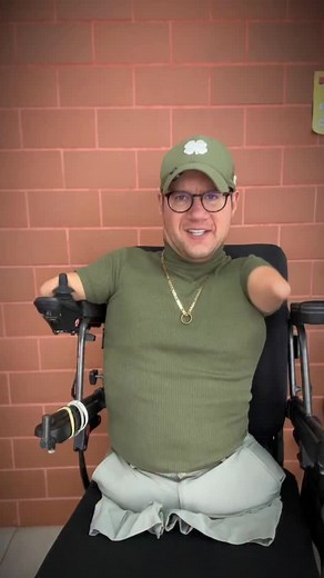 A vida não vem com significado. É você quem coloca. O fato é neutro. Mas o sentido que você dá a ele… molda sua emoção, seu comportamento e o seu destino. Duas pessoas podem passar pela mesma situação. Uma cresce. A outra trava. A diferença nunca é a circunstância, é o sistema interno. Eu vivi isso. Eu poderia ter olhado pra minha condição física e decidido que meu mundo seria pequeno. Mas eu escolhi outro significado. E foi isso que ampliou tudo. Quando você ajusta o significado, você muda a em