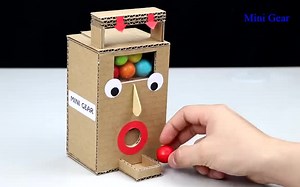 国外纸板达人mini gear来啦，这次做了大家熟悉的口香糖机。原标题：How to Make Gumball Dispenser from Cardboard