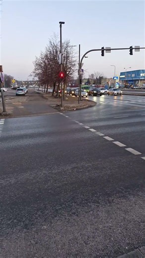 🛣️ IL ROULE EN TROTTINETTE SUR UNE ROUTE DÉSERTE