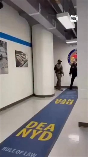 Así saludó Nicolás Maduro a los funcionarios de la DEA, a su llegada a EE.UU. luego de ser capturado en la madrugada de este 3 de enero. “Happy new year”, “Good night”, se escucha. | Canal TRO