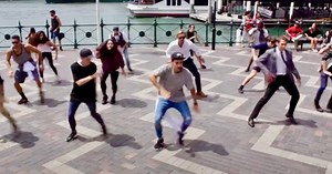 Due ragazzi ballano la breakdance sulle note di "Uptown Funk" e gli spettatori irrompono in un epico flash mob sul lungomare