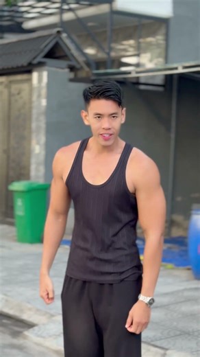 Don’t bother women | MUSCLE MAN | #namphuong #muscleman #funny #shorts #hero #kindness