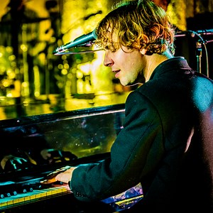 Hét meezingmoment van De Warmste Week: 'Another Love' van Tom Odell, live op Het Warmste Huis in Brugge. 🔥 #DWW23 | Studio Brussel
