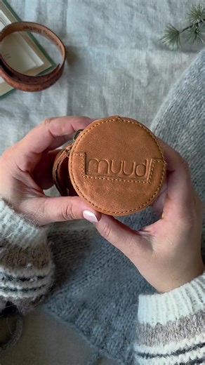 Ad/ @MuudLiving HELSINKI CASE received as a gift I usually store stitch markers, needles, etc. in my Helsinki case. It’s so practical to have all the essentials in one place—and it’s so beautiful too. Final finishing touches on yet another Whistler hood. I finally added an i-cord drawstring. The Whistler hood is knitted in Sandnes Kos together with Sandnes Tynn Silk Mohair—a softer version compared to Rauma Vams. #knittok #strikking #knitting #knittersoftiktok #knit