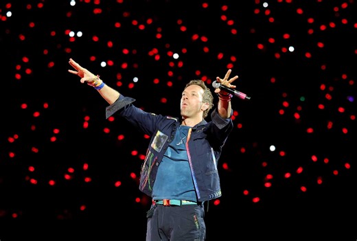 Coldplay returns to the stage with a warning: ‘We’re going to use our cameras’