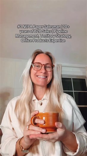 AdviceWithErin | Career & Life Advice on Instagram: "Did you know an optimized LinkedIn headline can have jobs finding you instead of the other way around?? 👀 A lot of people don’t realize how much recruiters, hiring managers, etc. use LinkedIn Recruiter to search for people! So if you’re profile is optimized, you’d be shocked what messages you may start receiving 😳 Here are some more examples: 🏢 Corporate: Digital Marketing Strategist | SEO, GEO, AEO, Paid Social, Funnel Optimization | Speci