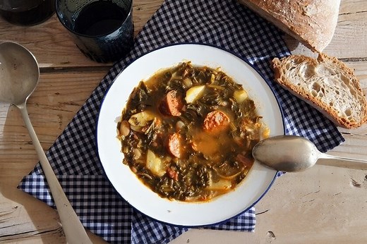 Caldo gallego: receta cocinada a fuego lento y por la que te entrará la morriña