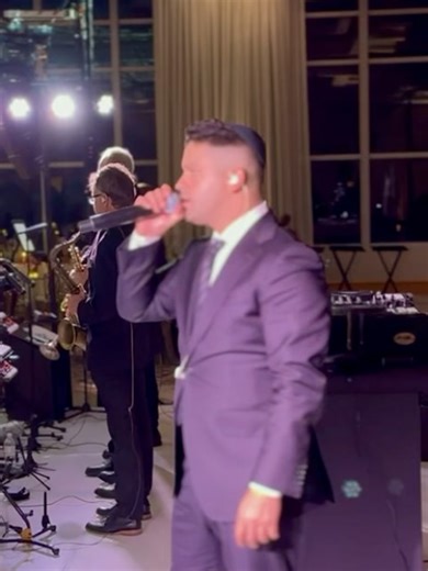 Pinny Ostreicher on Instagram: "Vibes were right all night. 🎤 @itzikdadya_ 🔊 @choniproductions 🌸 @branchesnblossoms 🎥 @shot_usa 🎶Pinny Ostreicher Productions 🎶"