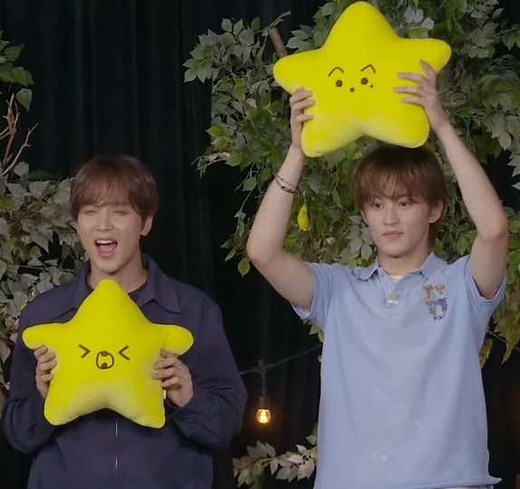 and look at this, he looked so happy when haechan did that 😲👏🏻 ( #markhyuck )