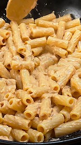 PASTA al TONNO ricetta facile e veloce amici oggi vi presento una pasta al tonno buonissima, molto facile e veloce da fare, una pasta per chi ama il tonno e per chi va' sempre di corsa in cucina ingredienti per 4 persone: mezza cipolla olio evo 160 g di tonno 200 ml di panna 100 g di passata di pomodoro sale e pepe 400 g di pasta #tonno #pasta | Cucina in famiglia