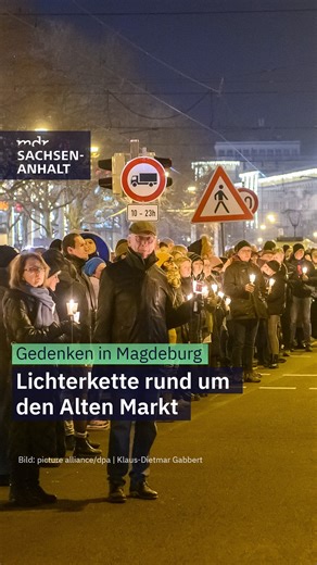 🕯️ Rund um den Alten Markt in Magdeburg haben Kirchen und Religionsgemeinschaften am Samstagabend zu einer Lichterkette aufgerufen. Sie sollte Anteilnahme und Solidarität zeigen und den Gedenkort symbolisch schützen. Ab 19:02 Uhr, dem Zeitpunkt des Anschlags, hat ein Glockengeläut das Gedenken begleitet: https://www.mdr.de/s/mdticker | MDR Sachsen-Anhalt