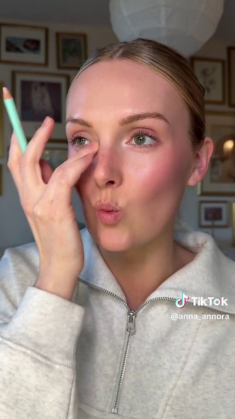 Full face of my favorite makeup for pale / fair skin! Products: @ErborianUSA red cc color correct cream @Armani beauty acqua highlighter shade 1 @makeupbymario perfect pink cream blush @Rituel de Fille inner glow crème pigment in Intuition @Huda Beauty cherry blossom baking powder @Typology Paris serum concealer shade 1 @ILIA Beauty limitless lash mascara shade before dawn @MERIT Beauty social solo shadow @Sweed Beauty bright satin kohl liner @makeupforever endless cacao lip liner @Clinique pink