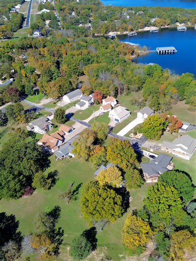 🌊🏡 Walk Along the Shoreline — 1754 Breezy Pt! ✨ Enjoy 180 ft of flat walk-to-the-water frontage on Table Rock Lake 🌅🚤 Stroll from your deck to the shoreline and take in 180° crystal-clear views 🍂💛 Inside, vaulted ceilings, oversized windows, and a stone fireplace welcome you 🔥🏠 Open-concept kitchen & dining with white cabinetry, granite counters, and stainless appliances 🍽️✨ Step outside to screened & open-air decks, gentle steps to the water, and nearly half-acre lot adjoining park-lik