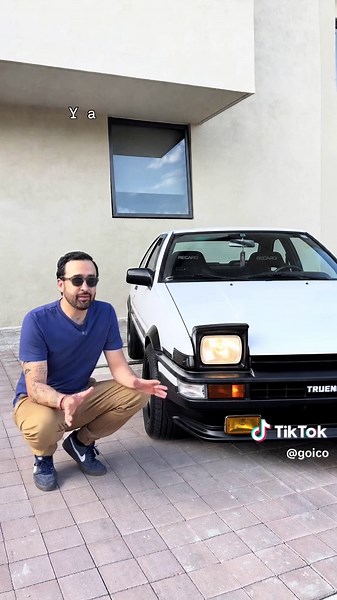 Este Toyota AE86 tenía apenas 120 HP… pero el mundo del drift lo trata como si fuera sagrado. Era ligero, trasero y barato. Hoy, algunos pagan una locura por él. ¿De verdad es una leyenda JDM… o solo un Toyota viejo inflado por el internet? #ToyotaAE86 #AE86 #Drift #JDM #HachiRoku