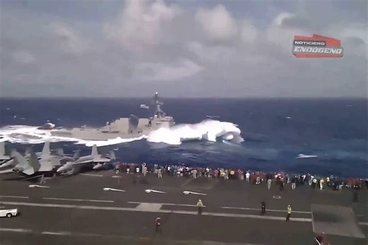 🇺🇸在💪「海空力量展示 Air-Sea Power Demonstration」中，⚓️航空母艦官兵端著咖啡☕️在甲板上觀賞，滿載9000噸的伯克級驅逐艦「杜威號」，進行「船艏埋浪 bow dip」機動。🔥🔥 | 台灣軍事 Taiwan Military