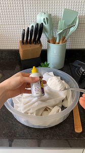 Wie man vergilbte und schmutzige weiße Kleidung wäscht. Keine Maschinenwäsche, kein Schrubben von Hand und kein Bleichmittel. | Kochen lernen