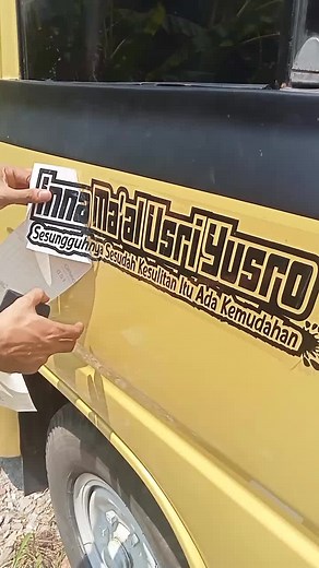 Stiker Cutting: Tulisan Keren di Kaca Mobil untuk Menyebarkan Pesan