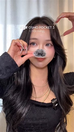 NAGISA on Instagram: ". 念願のオズモ手に入れたので 初めて開封動画撮ってみた🫶🏻 新鮮な空気や場所が好きで旅行にたくさん行くのに せっかく買ったVlogカメラは重くて結局回さない。 でもせっかくだから体験した事、 自分の目で見た美しい景色を綺麗に残したい。 最近、観光客の人がオズモ持って歩いてるの 見かけることが増えたし、 その度に欲しいなーって思ってた！ 手のひらサイズだし超軽量なのに 4K動画が撮れちゃう高画質。 2026年はたくさんこの子とお出かけする✈️🧳✧*｡ @dji / OSMO POCKET 3 creator combo #osmopocket3 #vloggingcamera #unboxing"
