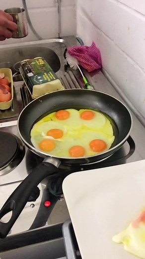 Eierkatastrophe bei Steel Buddies: Frühstücksversuch