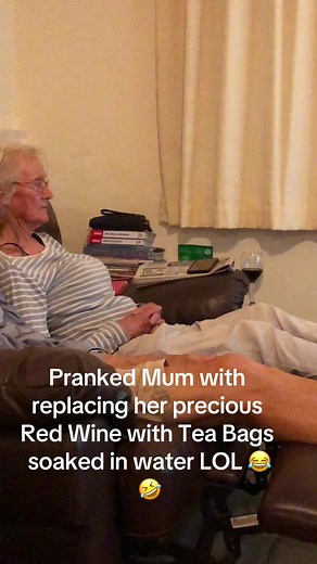 Pranking Mum with Tea Bags Soaked in Water - Hilarious Joke