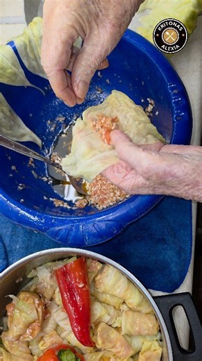 🥬🙌 ​Τα «Μαγικά» Χέρια της Μάνας: Η Τέχνη να Χωρίζεις το Λάχανο σε Τέλειους Ντολμάδες! ​ ​Παρακολουθώντας τη Μάνα να τυλίγει λαχανοντολμάδες, βλέπεις μια αληθινή καλλιτέχνιδα επί τω έργω! ✨ Με μια κίνηση που μοιάζει με ιεροτελεστία, παίρνει το μεγάλο φύλλο του λάχανου και με το χέρι –χωρίς κανένα εργαλείο– το χωρίζει με χειρουργική ακρίβεια. 🥬🙌 Και, σαν από θαύμα, από ένα μόνο φύλλο βγάζει πέντε ομοιόμορφα κομμάτια, έτοιμα να αγκαλιάσουν τη γέμιση. Είναι η μαεστρία δεκαετιών, η εμπειρία που ξ