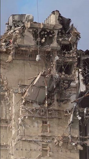 Wrecking Ball makes Wall collapse