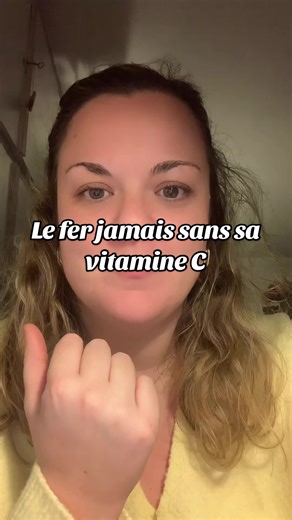 Est-ce que toi aussi on t’a déjà prescrit du fer… et tu t’es retrouvée avec ballonnements, nausées ou douleurs digestives ? Ce qu’on oublie souvent de dire, c’est que le fer est beaucoup mieux absorbé en présence de vitamine C. La vitamine C permet de maintenir le fer sous une forme libre, soluble et active, qu’on appelle fer ferreux (Fe²⁺). ➡️ C’est cette forme-là que l’intestin sait vraiment absorber. Sans vitamine C, le fer a tendance à se lier, précipiter ou rester “bloqué” dans l’intestin, 