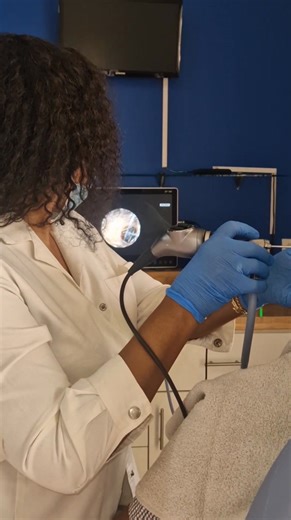 Comment se forme un bouchon de cérumen. 🔹 Qu’est-ce que l’oreille externe ? L’oreille externe correspond à la partie visible de l’oreille (le pavillon) et au conduit auditif externe, qui s’étend jusqu’au tympan. Son rôle principal est de recueillir les sons et de les acheminer vers le tympan, où ils seront ensuite transmis à l’oreille moyenne. 🔹 Comment se forme le cérumen ? Le cérumen, souvent appelé “cire d’oreille”, est une substance naturelle et protectrice produite par des glandes situées