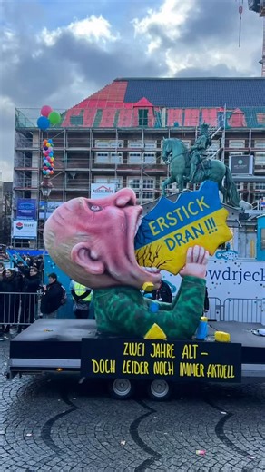 Satire und Kunst sind keine Verbrechen, sondern Ausdruck von Meinungsfreiheit unserer demokratischen Kultur. Wer ernsthaft Karnevalswagen kriminalisiert, offenbart vor allem eines: Angst. In freien Gesellschaften wird Widerspruch ausgehalten – autoritäre Systeme bekämpfen ihn. Ich bin mir sehr sicher: Jacques #Tilly wird einen angemessenen Weg finden, diese absurde Episode für den nächsten Rosenmontagsumzug aufzuarbeiten. Darauf können wir uns alle schon jetzt sehr freuen. Das ist alles von der 