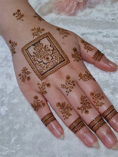 Prettiest dainty Eid henna process❤️ #dainty #bridalmehndi #manchesterhennaartist #mehendikimehak #fyppp