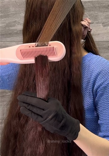 I added water… and my brush released steam! 😳 Steamline Pro by @wavytalkofficial Steam technology hydrates hair while straightening ✨ #wavytalk #wavytalkhair #wavytalksteamhairstraightener #wavytalksteam #hairtok