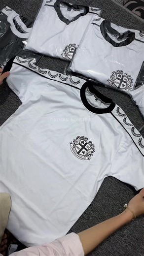Kaos suporter keren 😎🔥 Dengan model custom Kaos tape ringer tee Cotton combed 24s Sablon plastisol Ada bonus kalo kamu bikin disini : Bonus desain Bonus bendera Bonus stiker Bonus video Cinematik Gratis pengiriman ke luar kota Yang mau bikin kaos juga bisa langsung wa admin 08137938543 #kaossuporter #kaosultras #vendorsablon #ultras #fyp