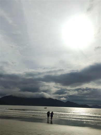 Praia da Maranduba Ubatuba -SP nesta segunda -feira 12/10/26. #litoralnortesp #ubatubasp #viagem #praia