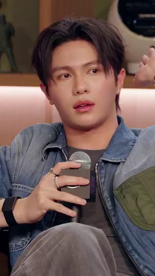 💬|[13/04/26] ZACH SANG SHOW https://t.co/25qW4omi0X👤: WilliamEst, entendi certo? Isso foi enorme quando foi anunciado. Como é fazer parte disso?🎸: Pra mim foi tudo muito rápido, porque originalmente eu venho de boyband, boygroup.👤: Broccoli?🥓: Você conhece Broccoli?🎸: Uau! Broccoli é uma banda musical. Eu venho de um boygroup, então danço, canto, e não atuava mesmo. Aí a GMMTV tinha essa série e perguntou se eu tinha interesse, na época, eu não tinha. Mas eu queria tentar algo novo, e uma 