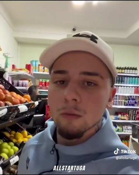 Depois de toda a polémica do vídeo das pringles, veio aí o plot twist que ninguém esperava: o pacote de Pringles afinal nem estava fora de validade 😭💀 Resultado? Luva apareceu em modo arrependido, pediu desculpas e ainda mandou um ramo de flores pra selar a paz 🌹🤝 Moral da história: confere sempre a validade antes de começar um drama… ou então prepara as flores depois 🤣