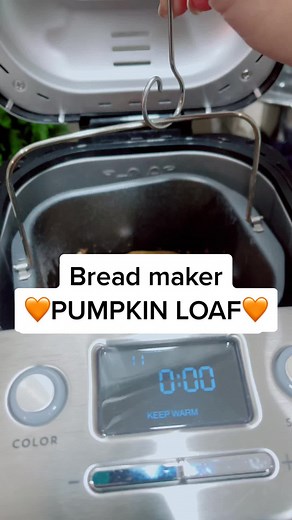This pumpkin spice loaf in the bread maker is the easiest treat!! And your house will smell amazing!! #breadtok #ShowOffLandOFrost #breadmaker#cuisinart #pumpkinseason #pumpkinspice #fall2022 #fallrecipes #fallrecipes🍁🍂 #pumpkinloaf