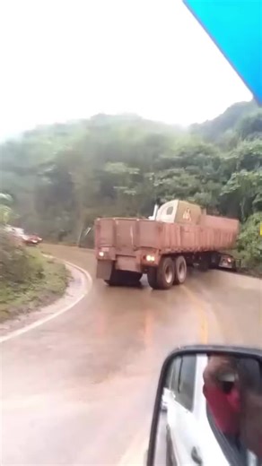 líder noticias mx on Instagram: "▶️ TRÁILER SALE DE LA CARRETERA CON DIRECCIÓN AL MUNICIPIO DE AHUACATLÁN || 🚨🚧🚔 Los hechos se registraron a la altura de San Marcos, señalan que el factor del accidente fue debido a la cuestión climatologica."