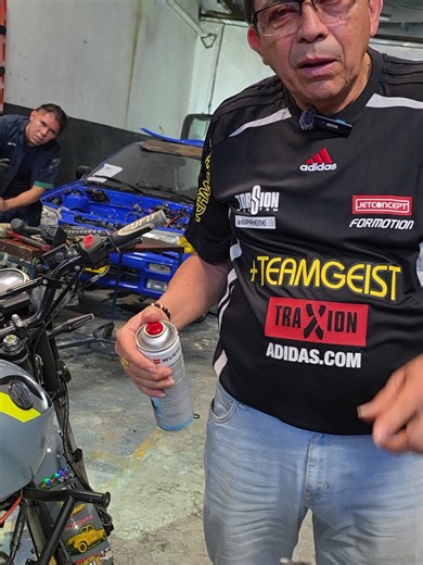 ¿Sabías que existe un truco sencillo para detectar una entrada de aire en el carburador o en el cuerpo de aceleración? 📷📷 Cuando hay una fuga de aire en la admisión, el motor puede presentar fallas en ralentí, aceleración irregular o cambios en las revoluciones. Detectar estas entradas a tiempo puede evitar diagnósticos erróneos y problemas mayores en el motor. En mecánica, muchos fallos se resuelven entendiendo bien cómo respira el motor. 📷 En Ceinautos te enseñamos a diagnosticar, mantener 