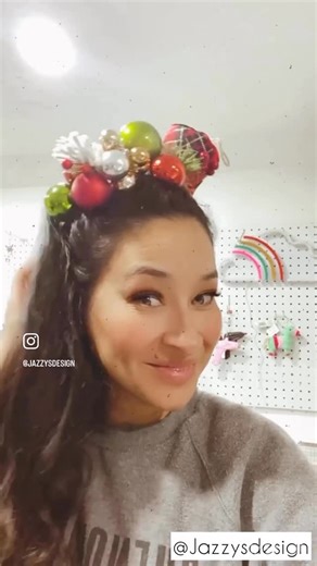 Marilyn from JCD | DIY + Crafter | Latine Content Creator on Instagram: "Would you wear this to a holiday party? 👀🎄 Made with DollarTree @dollartree treasures, plastic ornaments, and lots of hot glue love. #DollarTreeDIY #HolidayDIY #HotGlueCrafts #BudgetCrafts #HolidayHeadband #CraftyHolidays #DIYMakers #CreativeOnABudget"