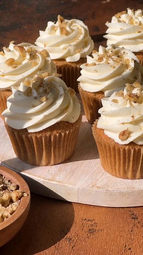 Carrot cake cupcakes ✨🥕 So moist, perfectly spiced & topped with silky cream cheese frosting! 🧡 #carrotcake #carrotcakecupcakes #cupcakes #cupcakesoftiktok #creamcheesefrosting #springbaking #easterbaking