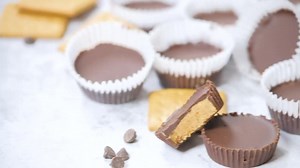 31K views · 100 reactions | This homemade Reese’s Peanut Butter Cups recipe will satisfy your peanut butter cravings in just minutes, and they taste just like the real thing! https://www.favfamilyrecipes.com/homemade-reeses-peanut-butter-cups/ | Favorite Family Recipes | Facebook