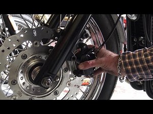 Wie ersetze ich die vorderen Bremsbeläge der Triumph Bonneville T100? (mit Video)