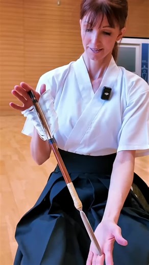 The uchine is a throwing weapon shaped like a large thick arrow. A really versatile weapon, with many creative uses depending on how far away the target is. Uchine jutsu打根術 is the training in uchine techniques. In Sengoku period, it was used by archers when they ran out of arrows or in hand-to-hand combat. In the Heki ryu scroll there are specifics about its usage. It an be thrown at a moving target and reeled back in. Cont→ JapanThreadsWhen arrows are spent or bow string has snapped, the cord a