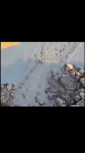 Waspada..‼️Lumpur lapindo mulai merembes ke luar tanggul penahan di titik 10 D, Desa Siring, Kec. Porong, Kab. Sidoarjo, Jumat (10/7/2026) Pagi. Rembesan air dan lumpur mengarah ke Jl. Raya Porong serta jalur rel kereta api, sehingga memicu kekhawatiran warga di sekitar lokasi. Warga menyebut rembesan sepanjang sekitar dua meter ini baru pertama kali terjadi dalam beberapa tahun terakhir. Diduga, rembesan terjadi karena tanggul tidak mampu lagi menahan volume lumpur di kolam penampungan. Sementa