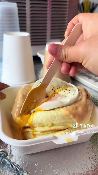 🚨 NOUVEAUTÉ 🚨 Le Fluffy Jambon Œuf est arrivé ! 🤤🧀🥚 ✨ 2 fluffy moelleux 🧀 Fourrés au fromage 🥓 Jambon, œuf & sauce cheddar 💛 1 700 F Viens le tester chez Snack Time au Tiurai I Papara … tu ne le regretteras pas. 😮‍💨🔥 #fluffysale#nouveauteatahiti#snacktimepaparatahiti#snacktime😊💯#foryoupagefyp