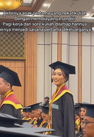 Akhirnya anak pertama yang nekat kuliah Dengan membiayainya sendiri Pagi kerja dan sore kuliah disetiap harinya Akhirnya menjadi sarjana pertama dikeluarganya 🤍 #graduation #wisuda #anakpertama