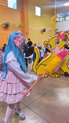 Dale Dale Dale! Vamos a quebrar la Piñata y en esta ocasión es de Nala de la película del Rey León 😲🥰🥳 Y recuerden que la cumpleañera le pega dos veces! sii🤗 Oigan que personaje de esa película es su favorito? a mi me encantan Timón y Pumba 😄 hakuna matata! Fiesta temática y piñata con Payasita Motita en Hermosillo Sonora Local: Cucara Macara #reyleon #nala #piñataconpayasita #payasitamotita #hermosillo | Payasita Motita